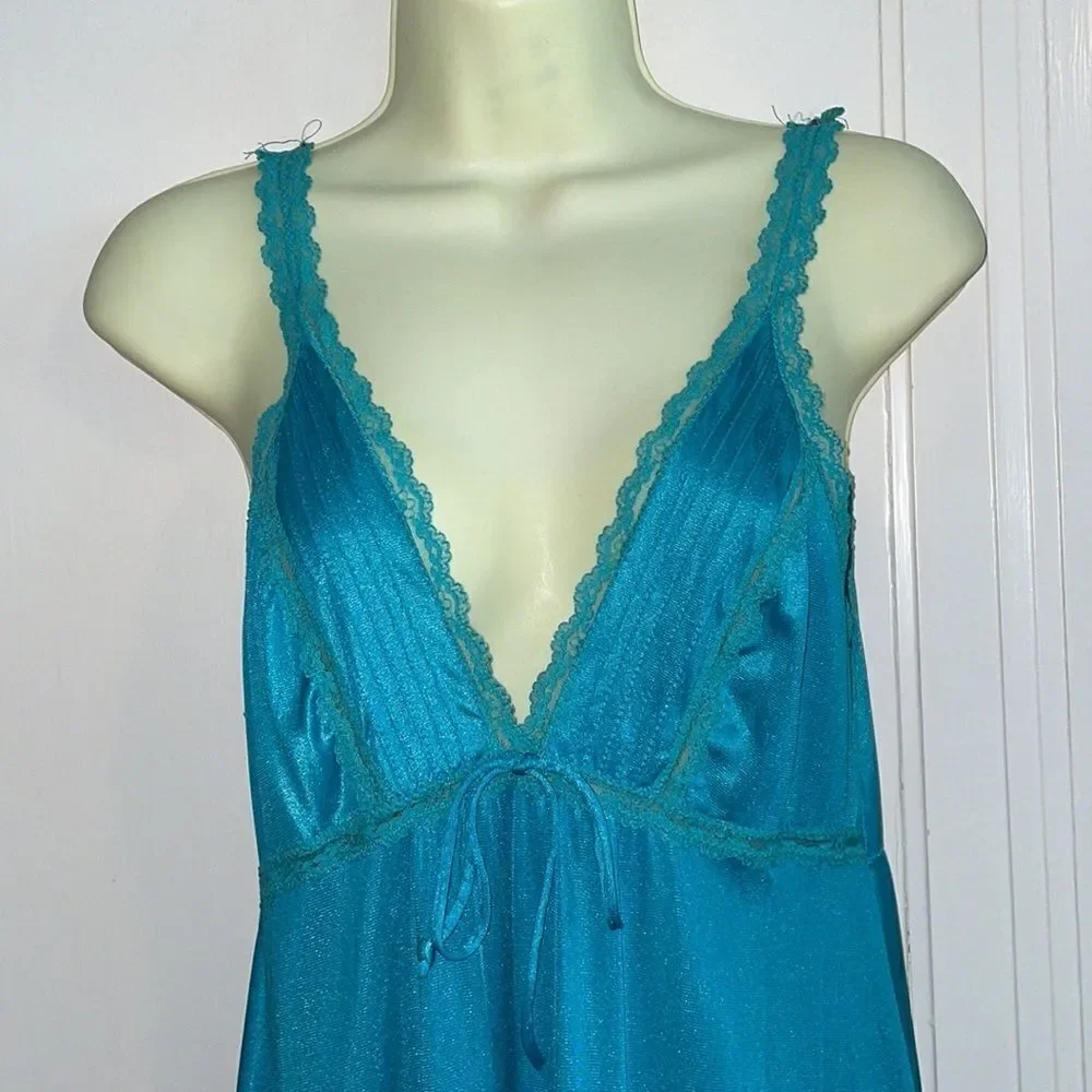 Vtg 70s Formfit Rogers turquoise‎ blue long nylon nightgown with lace details
